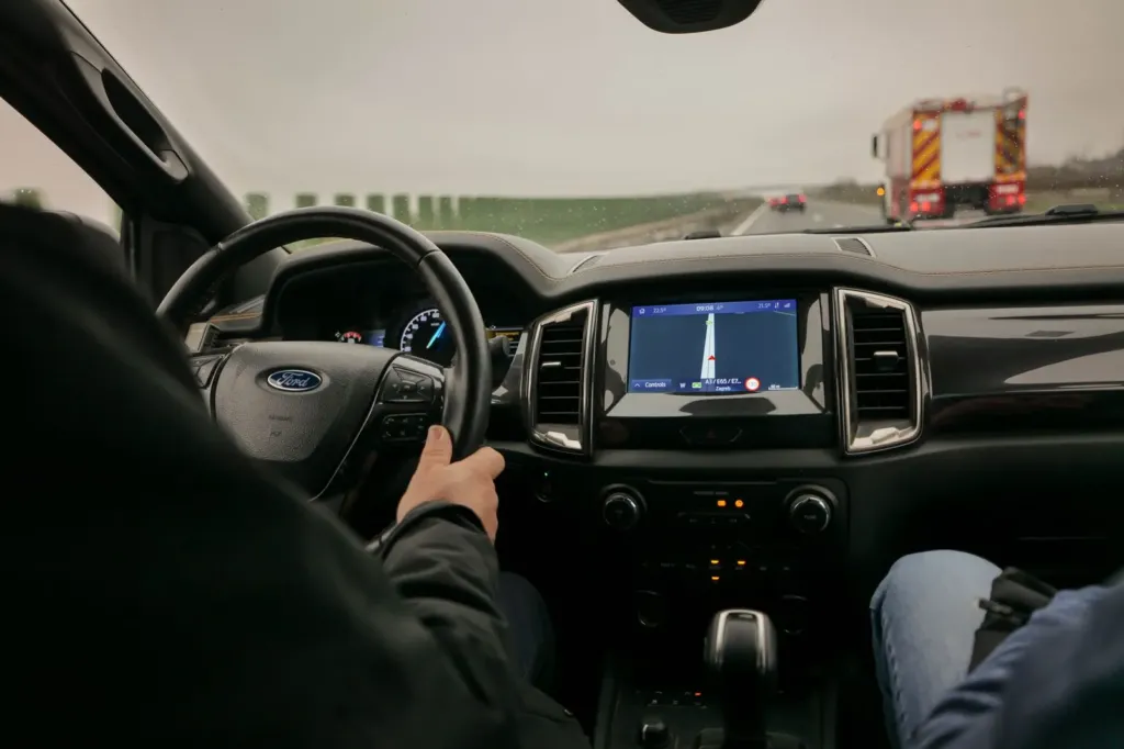 Bestuurder op de snelweg met een navigatiescherm in het dashboard van de auto