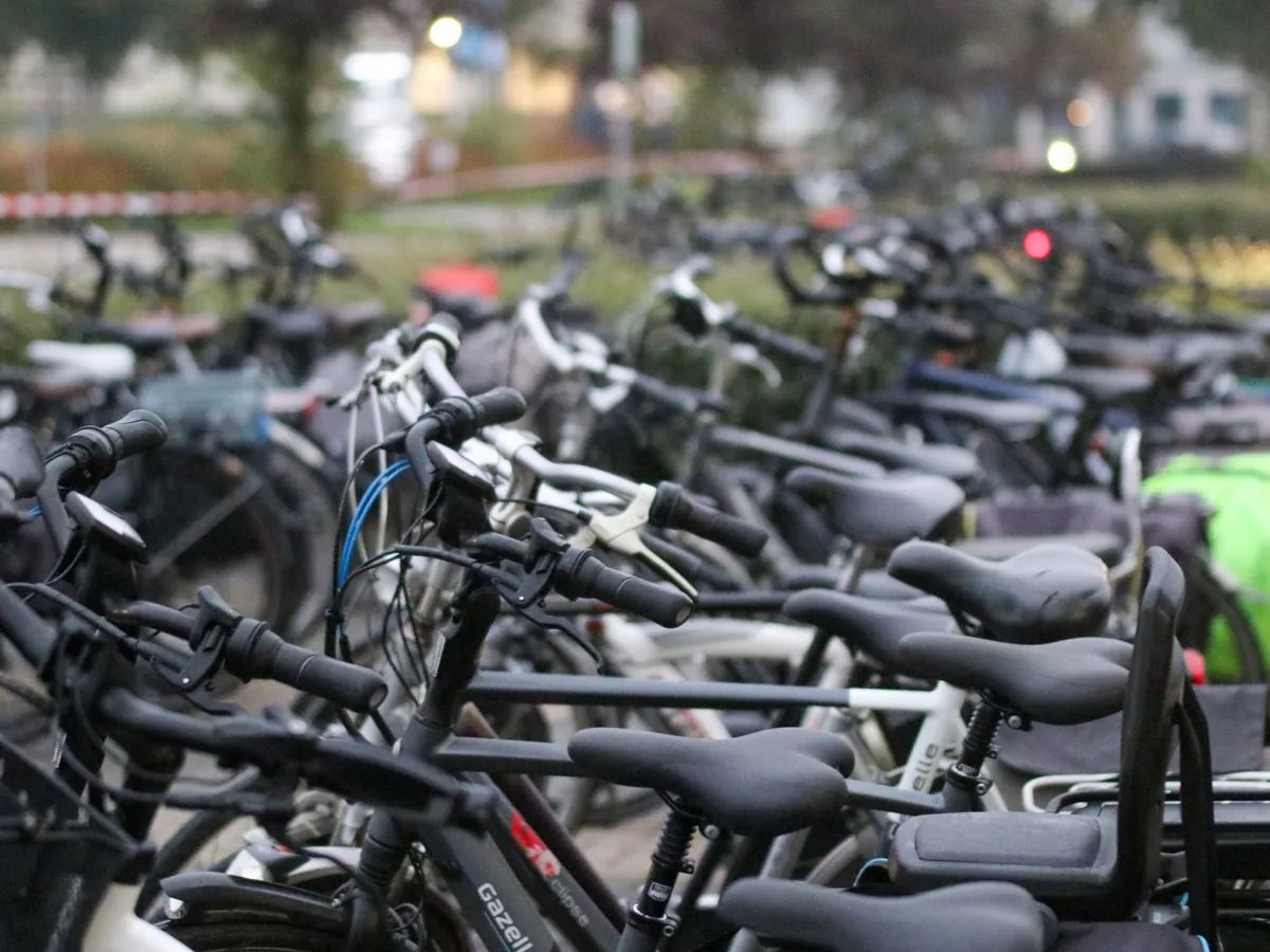 Rijen geparkeerde fietsen dicht op elkaar in een fietsenstalling buiten
