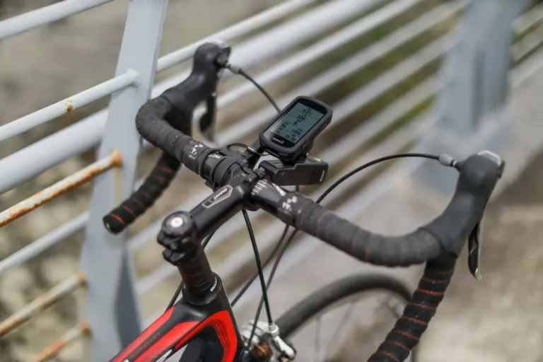 Racefiets met een GPS-fietscomputer op het stuur, klaar om een route te volgen
