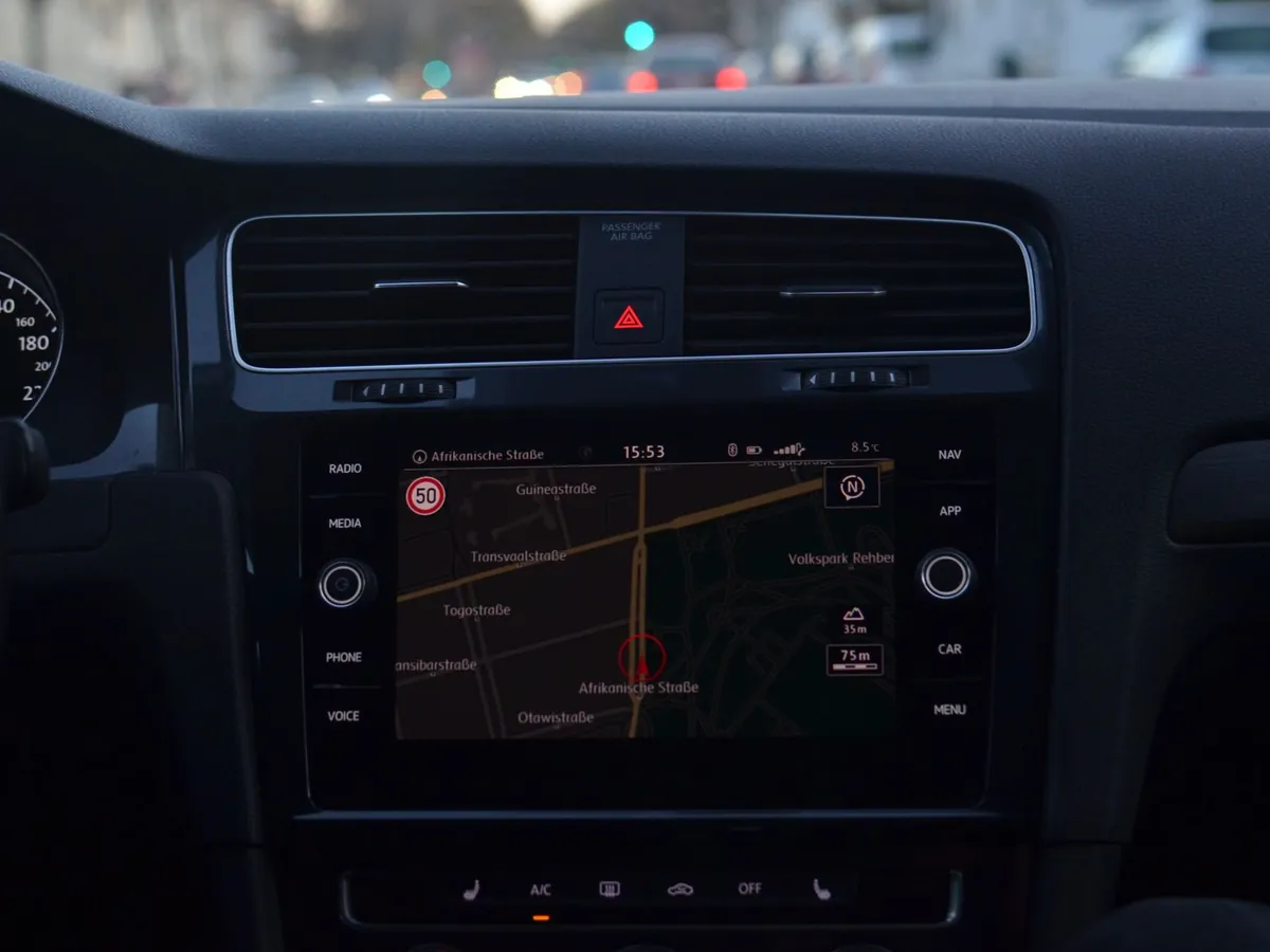 Ingebouwd navigatiescherm in het dashboard van een auto met een kaart